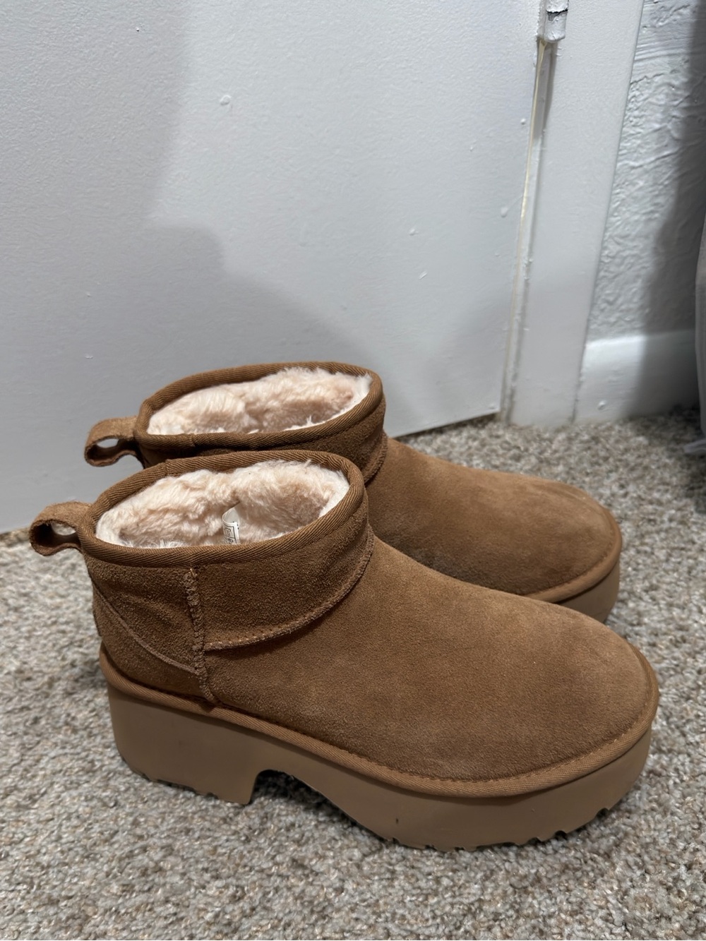 NWOT UGG Classic Ultra Mini New Heights Platform Boots